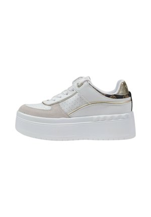 Sneaker platform realizzata in morbida pelle bianca con accenti in suede nude, rifiniture in oro, perforazioni sui lati e un tallone decorato.