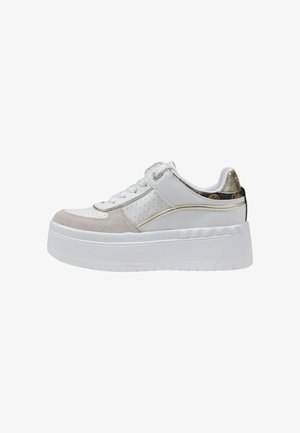 Baskets plateforme en cuir blanc lisse avec des accents en suède nude, finition dorée, perforations sur les côtés et un talon à motif.