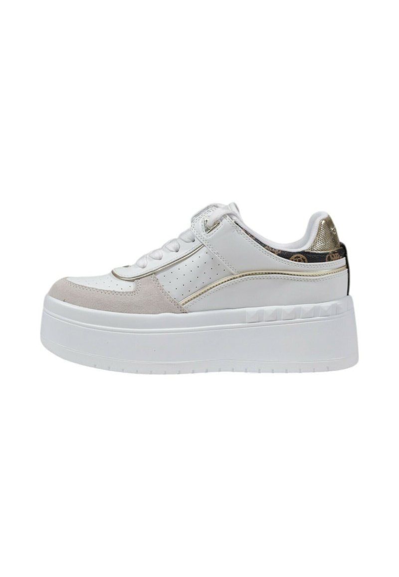 Sneaker platform realizzata in morbida pelle bianca con accenti in suede nude, rifiniture in oro, perforazioni sui lati e un tallone decorato.