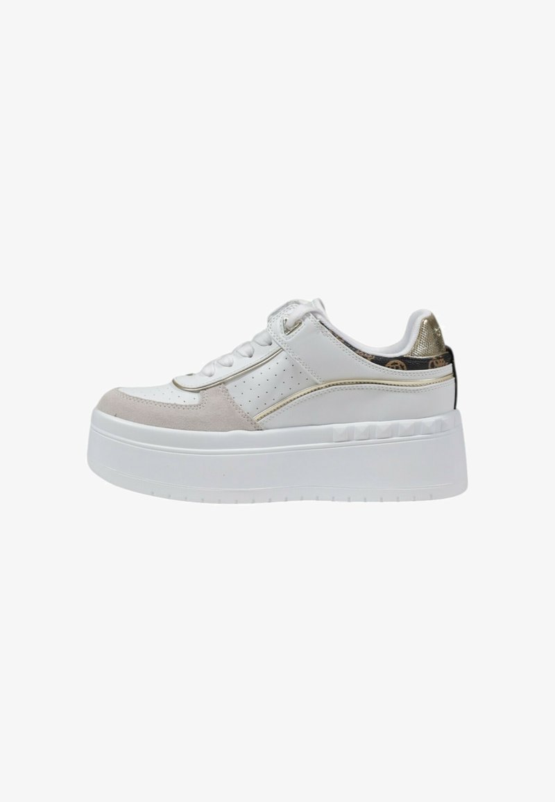 Baskets plateforme en cuir blanc lisse avec des accents en suède nude, finition dorée, perforations sur les côtés et un talon à motif.
