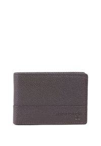 Mörkbrun läderplånbok med en texturerad yta, med en slät kant och präglad logotyp i nedre högra hörnet.