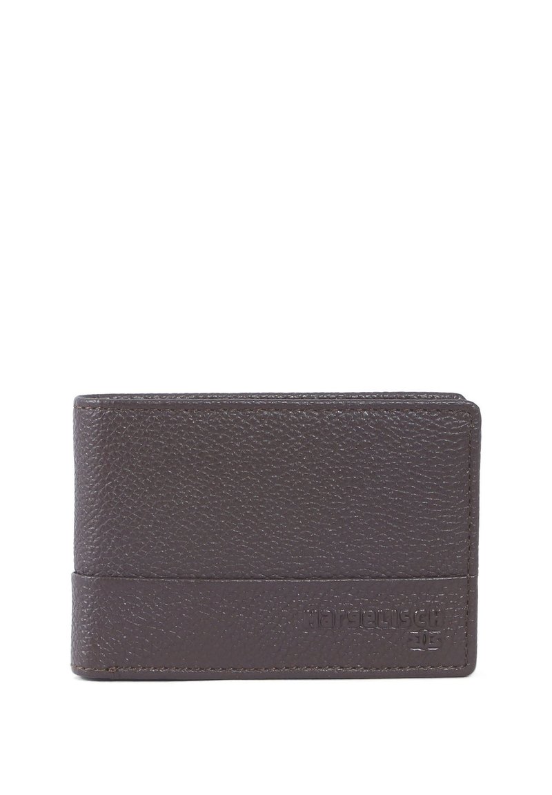 Mörkbrun läderplånbok med en texturerad yta, med en slät kant och präglad logotyp i nedre högra hörnet.