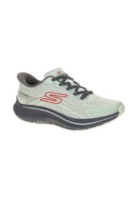 Baskets Skechers gris clair avec lacets noirs, logo rouge, étiquette slip-on et semelle épaisse noire matelassée portant la mention "Ultra Light."