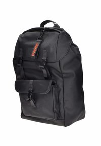 Mochila negra hecha de tela texturizada, con un asa en la parte superior, correas ajustables, bolsillo en la solapa frontal y etiqueta de logo naranja.