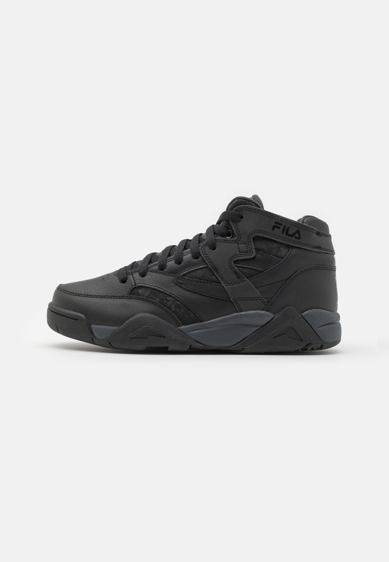Czarne sneakersy sięgające za kostkę, z cholewką wykonaną z skóry i materiałów syntetycznych, z teksturowanymi akcentami, wzmocnionym czubkiem, wyściełanym kołnierzem oraz gumową podeszwą.