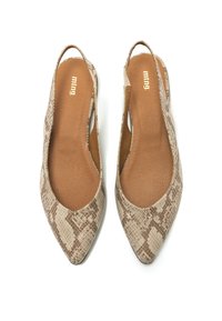 Zapatos slingback de punta afilada en marrón claro con un patrón de serpiente. Superficie suave y texturada con una plantilla color canela y lados recortados.