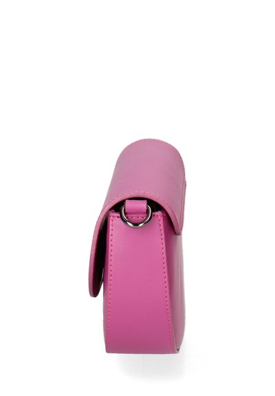 Borsa sintetica rosa con patta arrotondata, anello in metallo argentato, texture liscia e design monocolore. Forma rettangolare compatta.