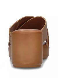 Sandali platform marroni con tacco a blocco, realizzati in pelle liscia e con fasce incrociate nella parte anteriore. Progettati per stabilità e comfort.