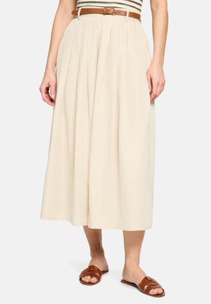Jupe midi beige avec des plis, une ceinture ajustée et une ceinture marron. Associée à des sandales marron à lanières. Texture lisse.