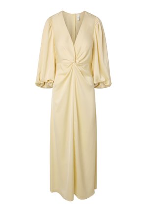 Duga blijedožuta haljina s dubokim V-izrezom, uvijenim prednjim detaljem, napuhanim rukavima tri četvrt te lagano skupljenim strukom.