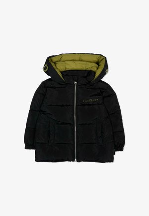 Veste matelassée noire à capuche avec doublure vert olive et fermeture éclair devant, comportant le texte "John Richmond" sur la poitrine et les bords de la capuche.