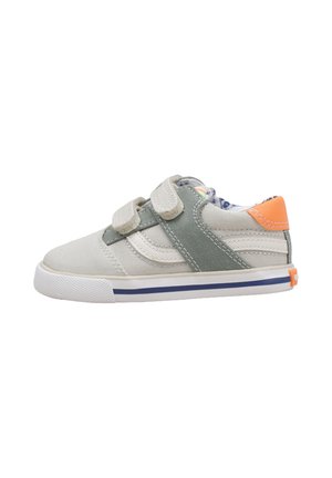 Zapatilla infantil de lona baja con dos correas de velcro, colores gris y blanco, lengüeta naranja en el talón y suela blanca con franja azul.