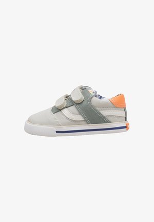 Baskets basses en toile pour enfants avec doubles sangles velcro, couleurs gris et blanc, languette orange au talon, et semelle blanche avec une bande bleue.