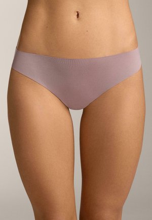 Onderlichaam van een vrouw met naadloze mauve hipsteronderbroek tegen een neutrale achtergrond.