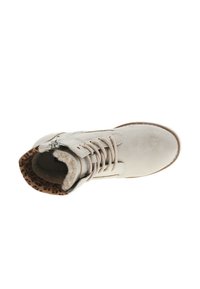 Bottine beige avec une surface en daim doux, un design à lacets et une doublure à imprimé léopard. Dispose d'une fermeture éclair sur le côté pour un enfilage facile.