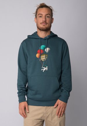 Teal capuchontrui met een voorzak; voorzien van een grafische afbeelding van een astronaut die kleurige, planeetvormige ballonnen vasthoudt. Zachte stof, ontspannen pasvorm.