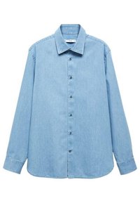 Chemise en denim bleu clair à manches longues, avec un boutonnière à l'avant, un col classique et des boutons en plastique noir. Présente un ourlet droit et une texture douce.