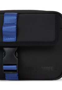 Μαύρο ύφασμα τσάντας με μπλε λουρί και μαύρη πλαστική πόρπη. Κείμενο "KARL LAGERFELD JEANS" ανάγλυφο στο κάτω μέρος.