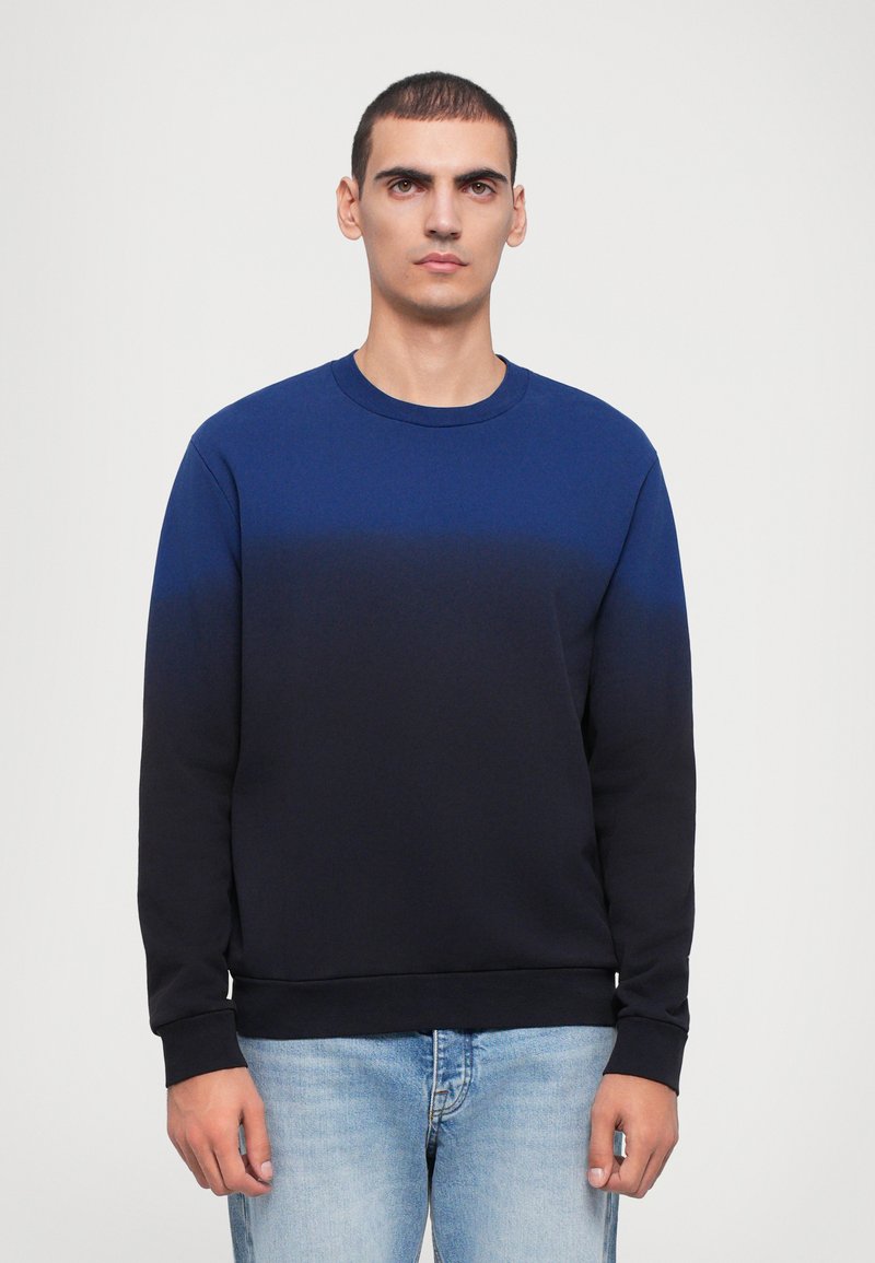Hanorac bleu marin cu un gradient care se estompează într-o nuanță mai închisă, guler rotund, mâneci lungi, manșete și tiv cu textură ribbată, material neted.