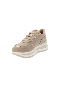 Sneaker beige con tomaia in suede e sintetico, design testurizzato, lacci e accentuazione decorativa in perle. Suola bianca spessa con leggero tacco.
