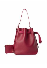 Rød læder bucket bag med en struktureret overflade, der har et højt håndtag, to frontstropper og en aftagelig matchende pung.