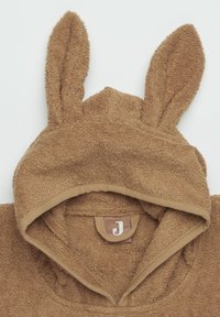 Bruine fluffy capuchonhanddoek met een ontwerp van konijnenoren. Zachte badstof textuur en gestikte accenten rond de capuchon en de halslijn.