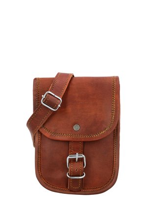 Brun læder crossbody taske med frontklap, spænde lukning og justerbar rem med metal spænde.