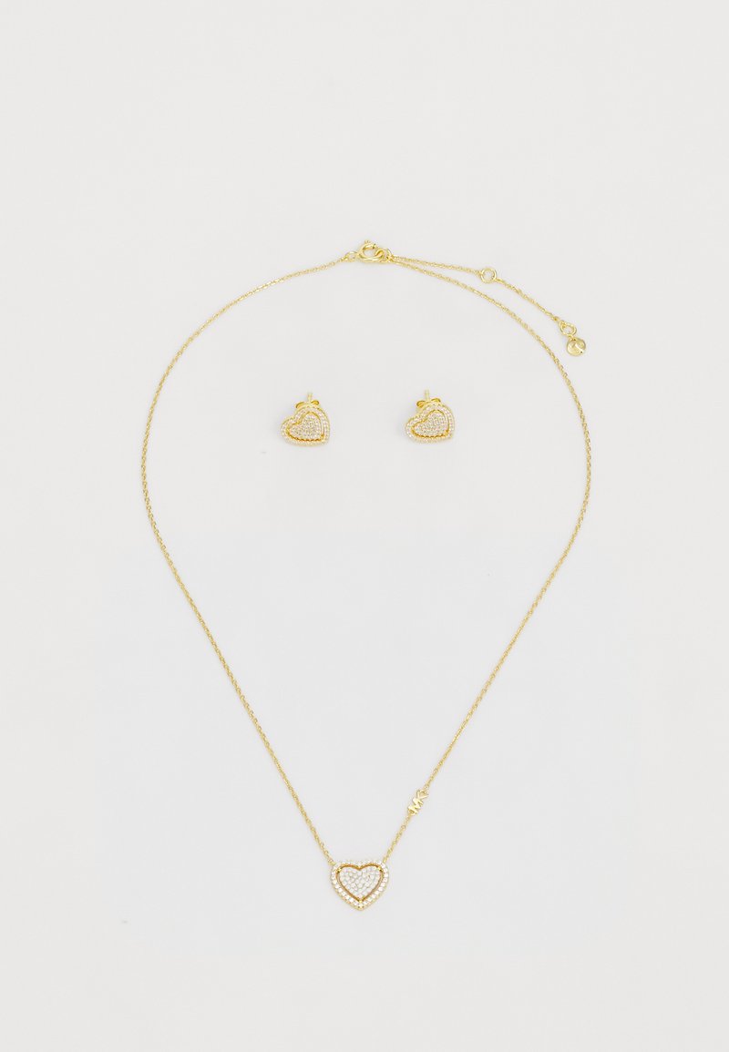 Guld smykkesæt med en halskæde i hjerteformet vedhæng med klare stensætninger og matchende hjerteformede studsøreringe.