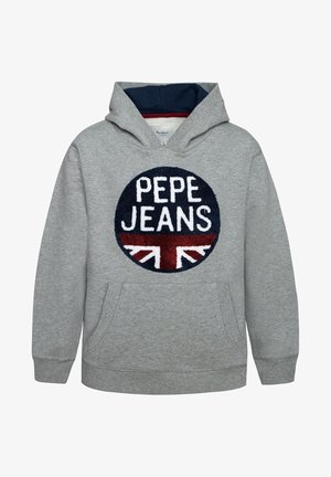 Sudadera con capucha gris hecha de tejido suave. Presenta un parche circular azul marino con el texto "PEPE JEANS" y un diseño de la Union Jack en rojo y blanco.