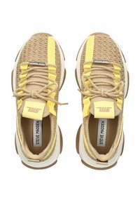 Sneaker a maglia color beige con dettagli gialli, con tomaia textured, suola spessa e design bicolore. Include lacci a corda e dettagli con logo.