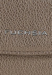 Produit en cuir fuchsia avec une finition métallique texturée. Présente un logo en relief "FUCHSIA" en argent.