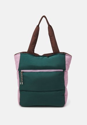 Sac fourre-tout rembourré avec devant vert foncé, côtés roses, poignées marron et poche zippée avant avec cordons multicolores.