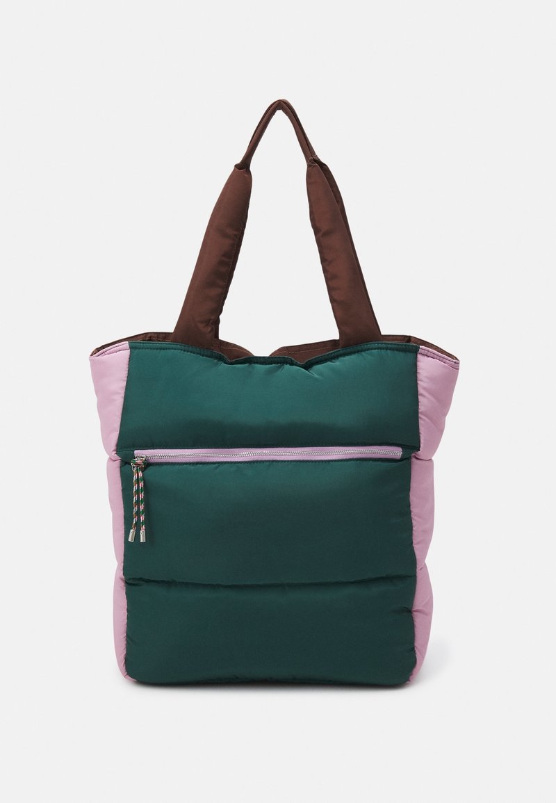 Sac fourre-tout rembourré avec devant vert foncé, côtés roses, poignées marron et poche zippée avant avec cordons multicolores.
