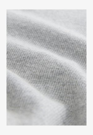 Lichtgrijze stof met een gestructureerd, geribbeld patroon; zachte en licht pluizige uitstraling, met vloeiende, gladde plooien.