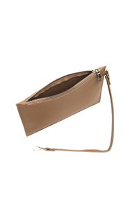 Malá kožená zápästná taška v béžovej farbe s strieborným zipsom čiastočne otvorená a zodpovedajúci remienok pripevnený so strieborným háčikom na bielom pozadí.