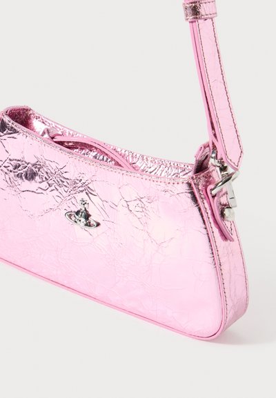 Ružová metalická kabelka s pokrčenou textúrou, s plochým dizajnom, nastaviteľným remienkom a detailmi v striebornej farbe.