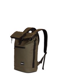 Sac à dos à rabat en vert olive, fabriqué en matériau durable. Présente des accents noirs, une poche zippée à l'avant et des bretelles rembourrées réglables.