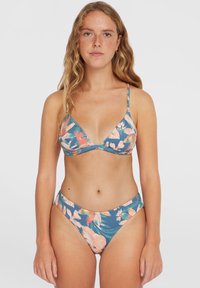 Completo bikini floreale con top a triangolo e pantaloni a vita alta. I colori includono blu, corallo e verde con un motivo tropicale.