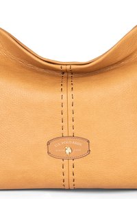 Tan nahkalaukku, jossa on sileä pinta, kaareva yläosa ja koristeompeleet. Keskellä on brändileima kultaisilla yksityiskohdilla.