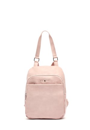 Zaino in finta pelle rosa con due spallacci regolabili, una tasca frontale, accentuazione a forma di stella argentata e una texture liscia.