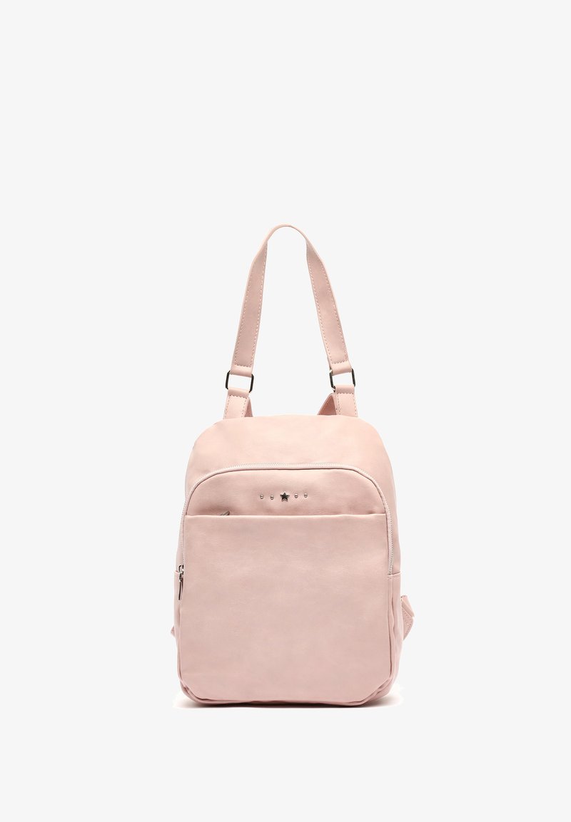 Roza nahrbtnik iz umetnega usnja z dvema nastavljivima naramnicama, sprednjim žepom, srebrno zvezdasto dekoracijo in gladko teksturo.