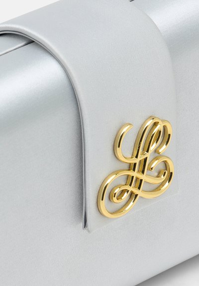 Lysegrå satin clutch med klaplukning og et dekorativt gyldent sammenflettet kursivlogo foran.