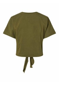 T-shirt cropped verde oliva in morbido cotone, con maniche corte e dettaglio di nodo sul retro. Texture liscia, design semplice.