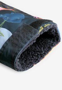 Värvikas kangast varrukas lillemustritega; pehme must fliisvooder; sisaldab silmuslikku tekstuuri ja takjakinnitust kindlaks istuvuseks.