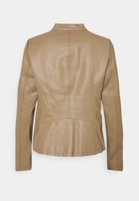 Giacca in similpelle beige con una texture liscia, colletto alla mandarino e dettagli cuciti sul retro. Presenta maniche lunghe e nessuna ferramenta visibile.
