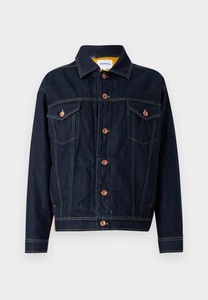 Giacca di jeans blu scuro con dettagli in rame, due tasche sul petto, taglio dritto e cuciture visibili. Design con colletto classico.