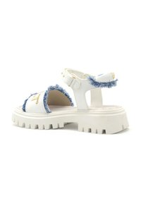 Sandalo bianco con suola spessa bianca, dettagli sfilacciati blu e chiusura con cinturino. Presenta una parte superiore testurizzata e un design audace e robusto.