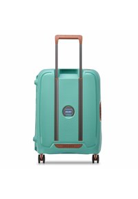 Hard-shell bagasje i turkis med en teksturert overflate. Har et uttrekkbart håndtak, brune detaljer og doble hjul for mobilitet.