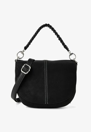 Borsa a tracolla nera con manico intrecciato, patta curva, fibbia argentata e cucitura verticale bianca centrale su materiale liscio.