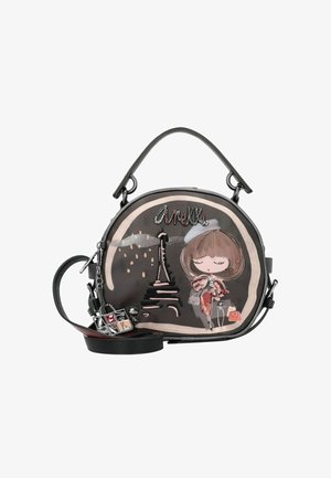 Bolso redondo de cuero sintético negro con un diseño artístico del horizonte de París y una figura de caricatura. Incluye una correa desmontable y charms decorativos.